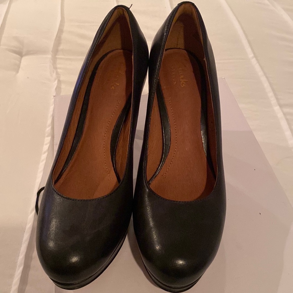 CLARKS Black Leather High Heel Shoe US 7M round toe